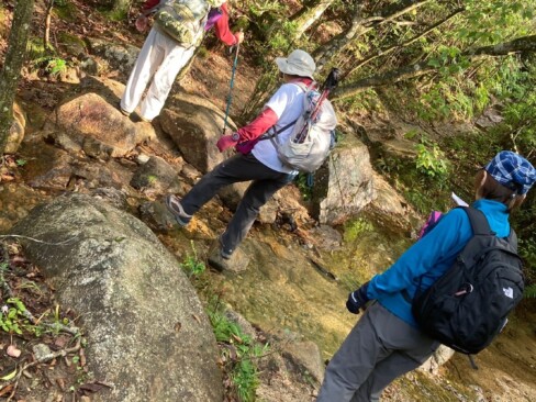 渓谷沿いに進みます。