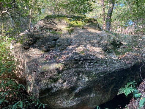 さかさ観音・・岩がひっくり返ったのかなあ・・・