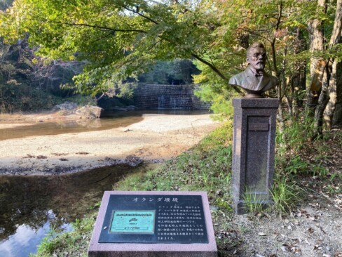 明治時代に技師デ・レーケが作ったという階段積みのオランダ堰堤。