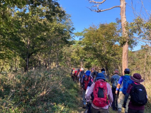府内からの参加者109人が、千丈ケ嶽目指して歩きます。