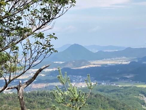 三上山(近江富士)がはっきりと見えます。