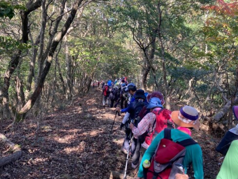山頂で楽しんだあとは、スタート地点の駐車場までピストンで下山します。