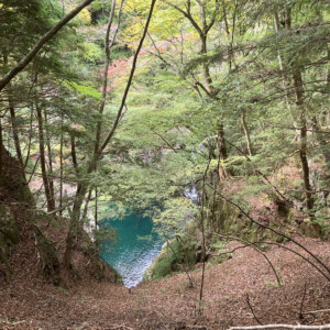 エメラルドグリーンの水面がなんとも神秘的。