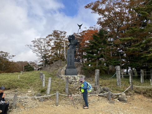 イトザサのじゅうたんを敷きつめたように広がる牛石ヶ原。丁度、青空がひろがり始め、多くのハイカーが休憩を取っていました。