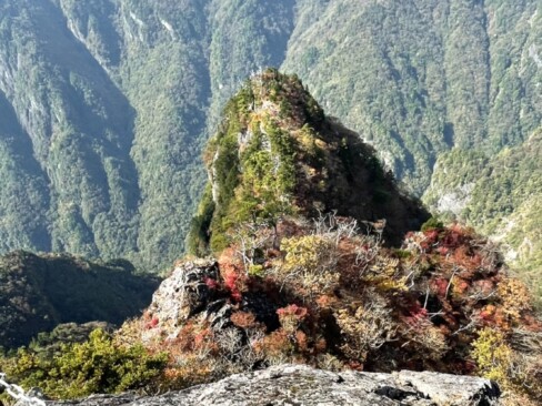 秋色進む大蛇嵓。奥にそびえる山上ヶ岳、弥山などの大峰連山と相まって圧倒的なスケールです。