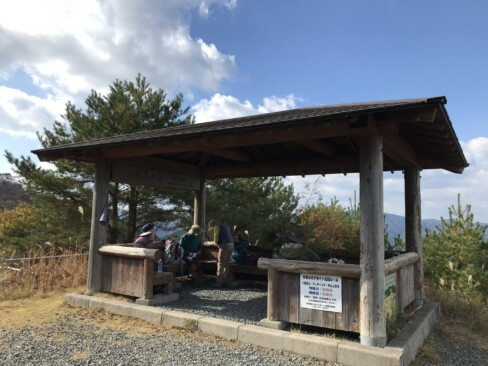 パラグライダー基地のそばの東屋で昼食。天気はいいけれど風は冷たい。