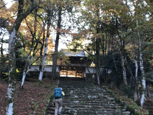 そして、急な石段を登ります。