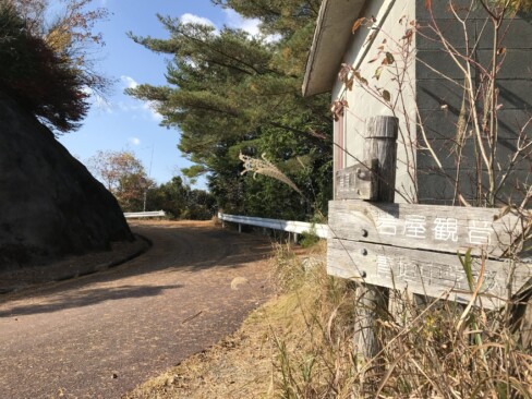 ここからは、いったん舗装路を歩きます。