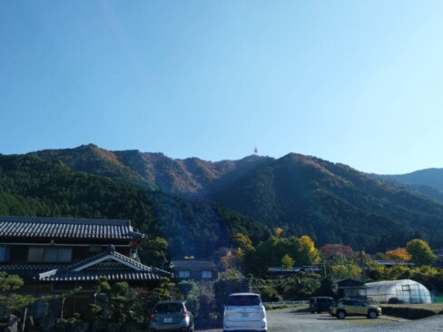 鉄塔が立っているのが、今日登る「岩屋山」です。