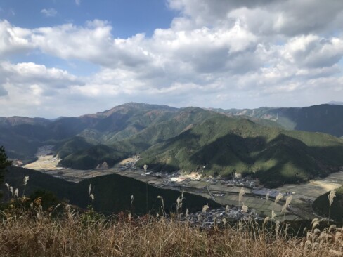 奥に見えるのが、粟鹿山(標高962.3m)。ここも展望の良い山です。