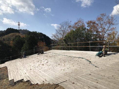 急登を登りきると、一気に視界が開けます。パラグライダーの基地で一休み!(^^)!