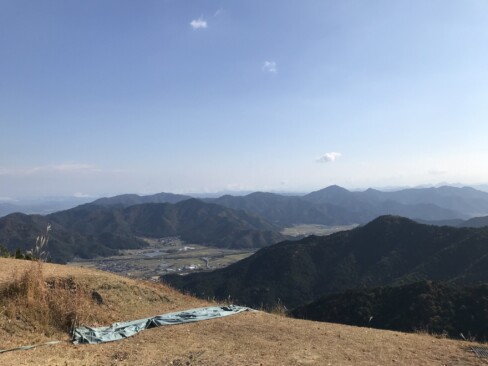 黒井城・鷹取山・五台山、6月に歩いた縦走路が見えます。音無瀬橋も見えます。