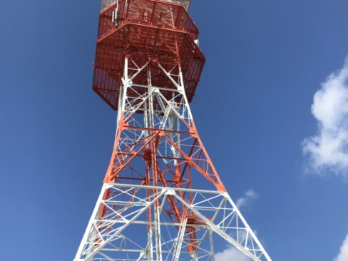 山頂には、NTTの電波塔。