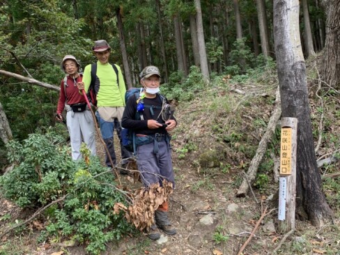 12時45分。登山口まで下りてきました。宍粟完全踏破の笑顔と共に。