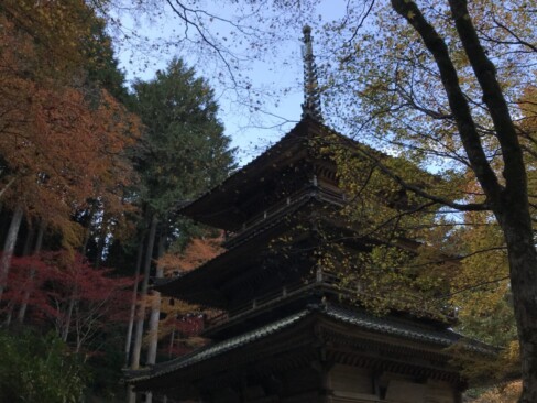 登山口のそばにある、多宝塔。