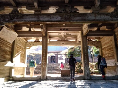 山門の向こうに仏殿が見えます。