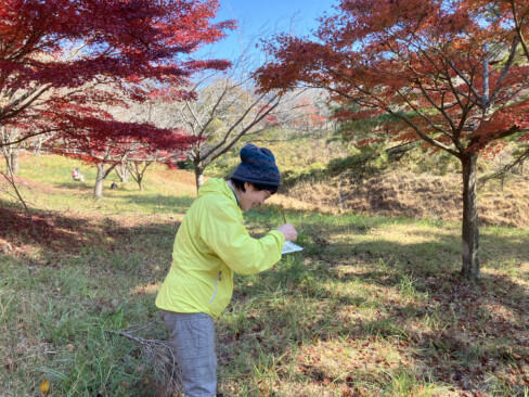 ただいま立位で作成中。すごい、力が入つてますね。