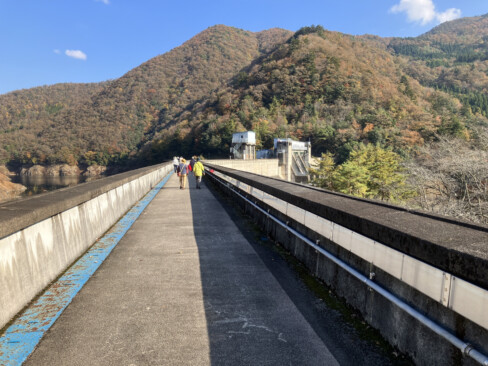 ダムにかかるコンクリートの上を歩くことができて、そこを渡り切ると湖畔の周りの遊歩道に入っていけます。