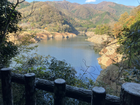 遊歩道から眺めた虹の湖。
