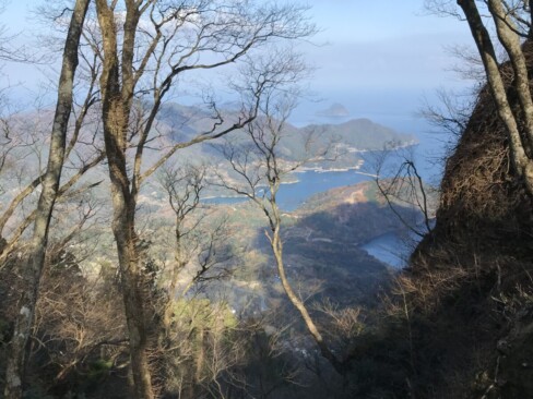 神社の手前から、内浦湾が見えています。