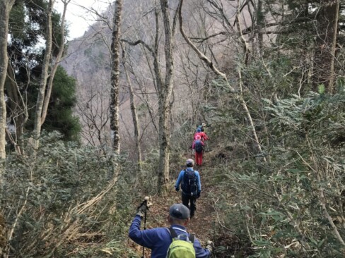 次は、東峰を目指します。ここからがお楽しみエリア(≧▽≦)