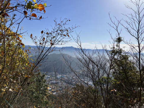 登りの展望所にて。青空が広がり西舞鶴市街地が見渡せるようになりました。