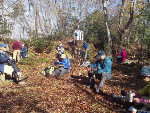 山頂での食事風景。安寿と厨子王はつくりばなし?いや一部は実在?などなど、おだやかな天候の下で話も弾みました。