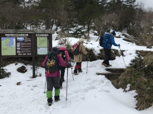 次は.鳩ケ峰目指して歩きます。ツボ足で大丈夫。