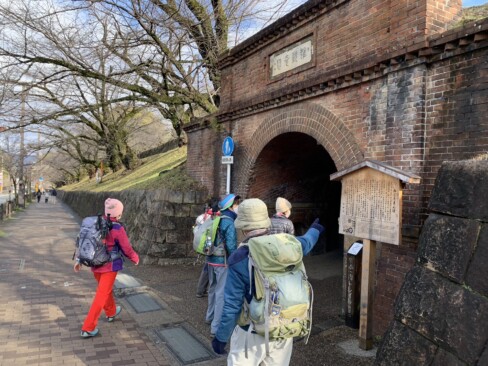 今日のスタートは、蹴上です。まずは、ねじりのあるトンネル「ねじりまんぼ」を通っていきます。