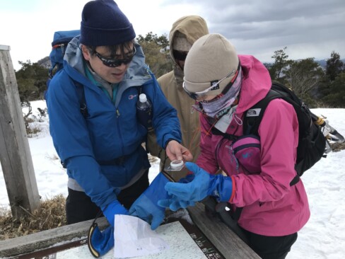 コンパスを使って地図読みの練習中。