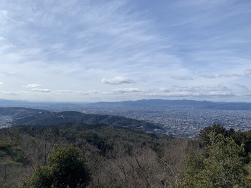 京都市南部の市街地とポンポン山や天王山方面がきれいに見渡せます。