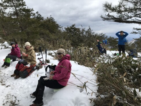 風をよけて、昼食タイム。雪の椅子もなかなかよかったです。
