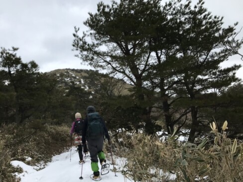 目指す鍋塚が見えますが・・・雪がないようです。残念。