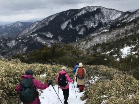 下りこそ慎重に。中途半端に雪が解けていて歩きにくいです。