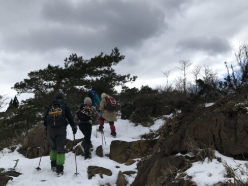 岩があるところも、雪が締まっているので歩きやすい。