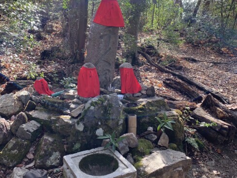 千人塚。太平洋戦争中に陸軍が掘ったところ、多数の遺骨が出土し供養のために建てられたとか。ここで、道は大きくUターンします。