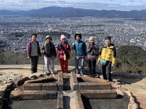 大文字の火床まで下りてきました。大文字山の山頂とは約800m離れています。