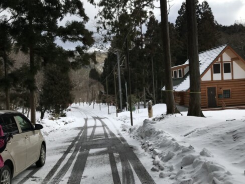 ログハウス付近に駐車。前日の雪がうっすらと・・・