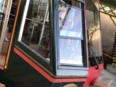 お待ちかねのケーブルカー。今日は「縁」号に乗ります。もう一台は「福」くん。