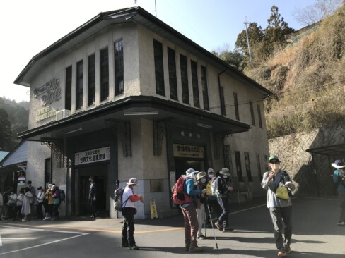 車窓からの景色をのんびりと楽しんで、ケーブル坂本駅に到着。