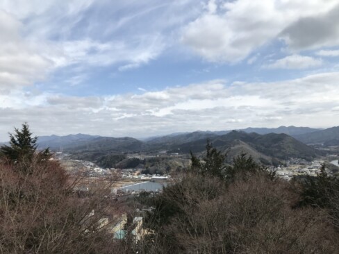 寺山山頂から、由良川方面。頭巾山や長老岳も見えるかな。