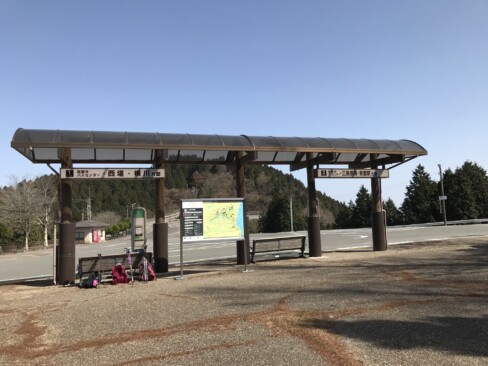 スキー場跡を越えて駐車場へ。バスもまだ運休中でした。トイレは使えます✌