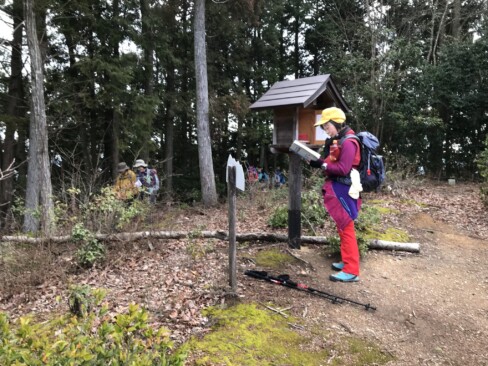 二ツ尾・三ツ尾をあっという間に過ぎて、四ツ尾山山頂に到着(^O^)/