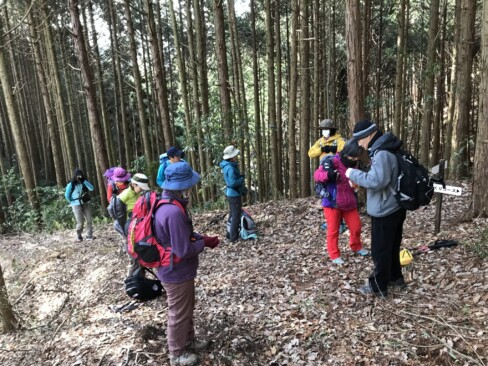 寺山との分岐で休憩。そして、地図読み講習も。