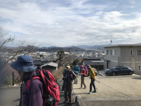 綾部市街が見えています。遠くに、弥仙山も!!