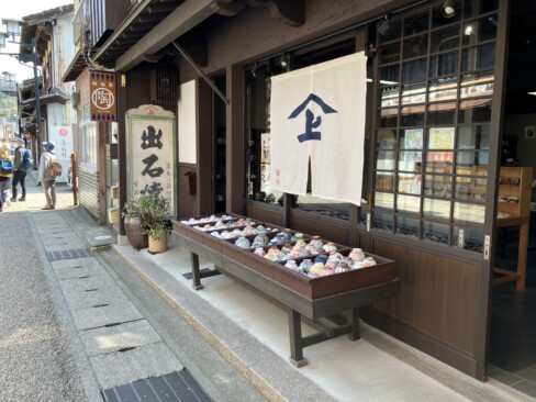 昔ながらの雰囲気を残す商店街。しっとりとした佇まいが心地よく、気持ちも和みます。