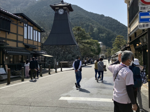 辰鼓楼を望む町の中心。行き交う人も多くのどかな春の一日でした。