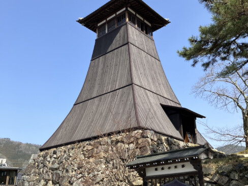 辰鼓楼。江戸時代後期様式の火の見櫓形の時計台で、今も時を刻む町のシンボル。
