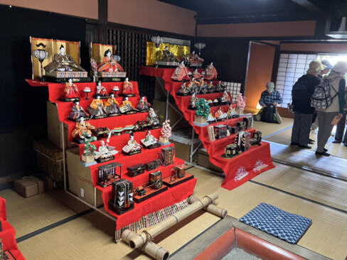 史料館の中に展示されていたお雛様飾り。その華やいだ雰囲気に暫しうっとり。