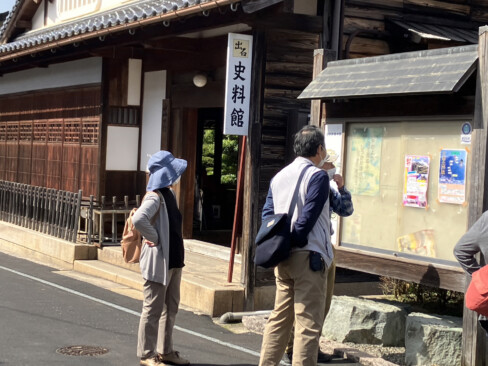 明治時代の豪商の旧邸を改装した史料館。江戸時代を中心にした古代から近代までの様々な史料が展示されています。